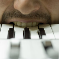 4 · Nicola bites the keys