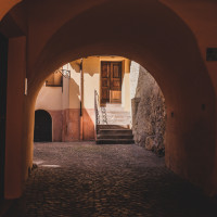 319 · Under the arch